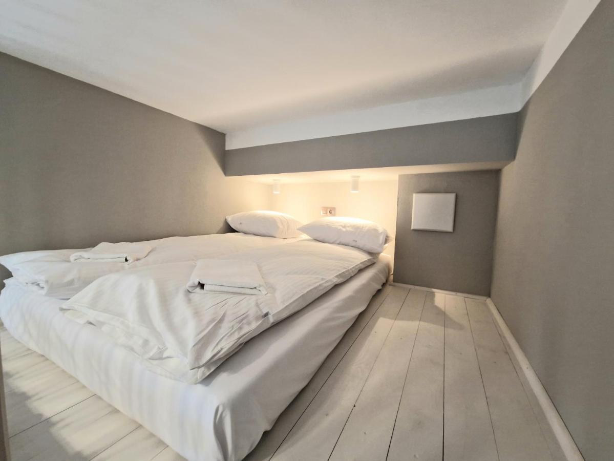 Live & Travel Apartments Waterlane Vintage Гданьск Экстерьер фото