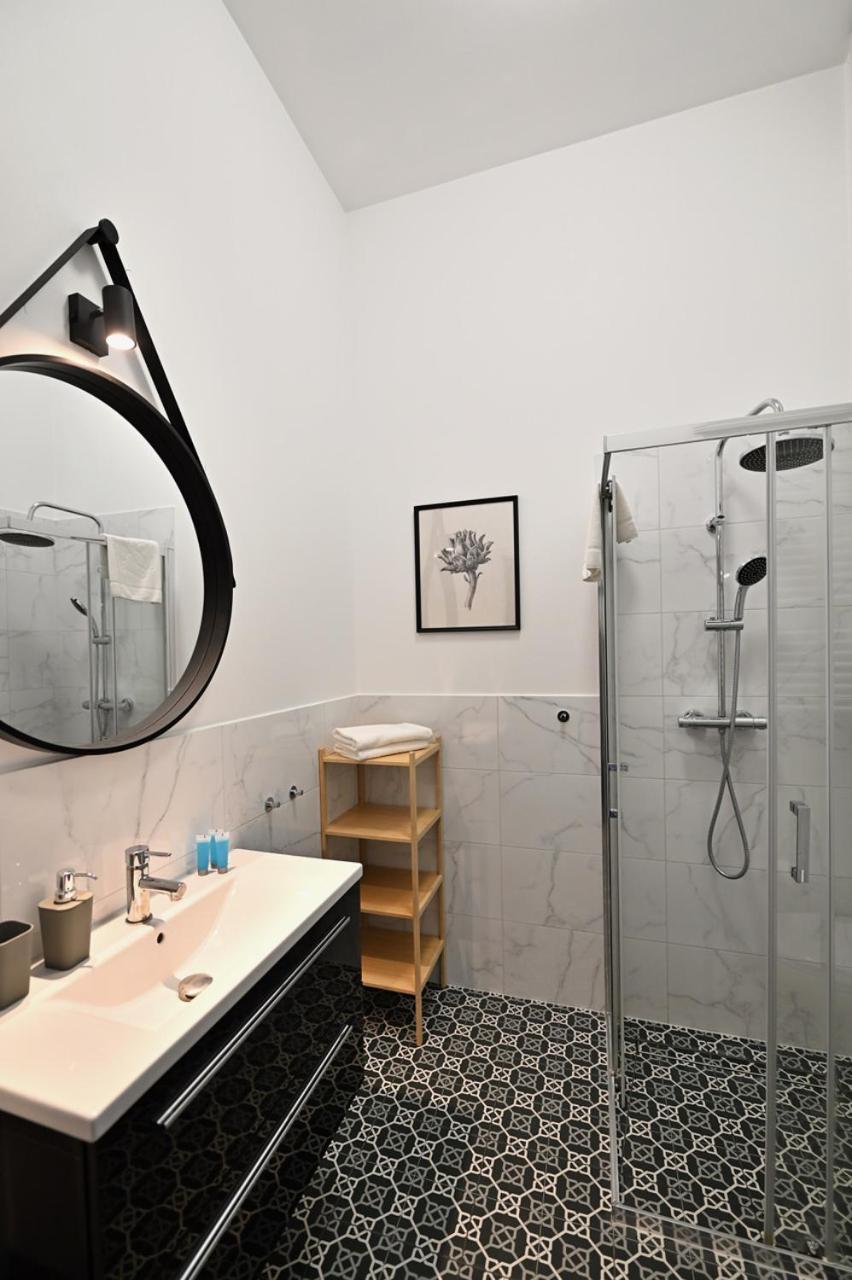 Live & Travel Apartments Waterlane Vintage Гданьск Экстерьер фото